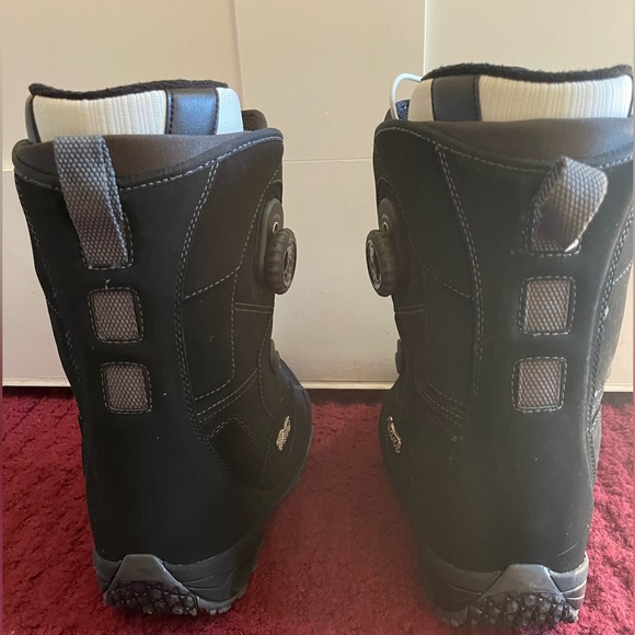 Vans 'Veil' Snowboard Boots…like new! Fits 9-9.5 with wool socks. - Picture 2 of 8